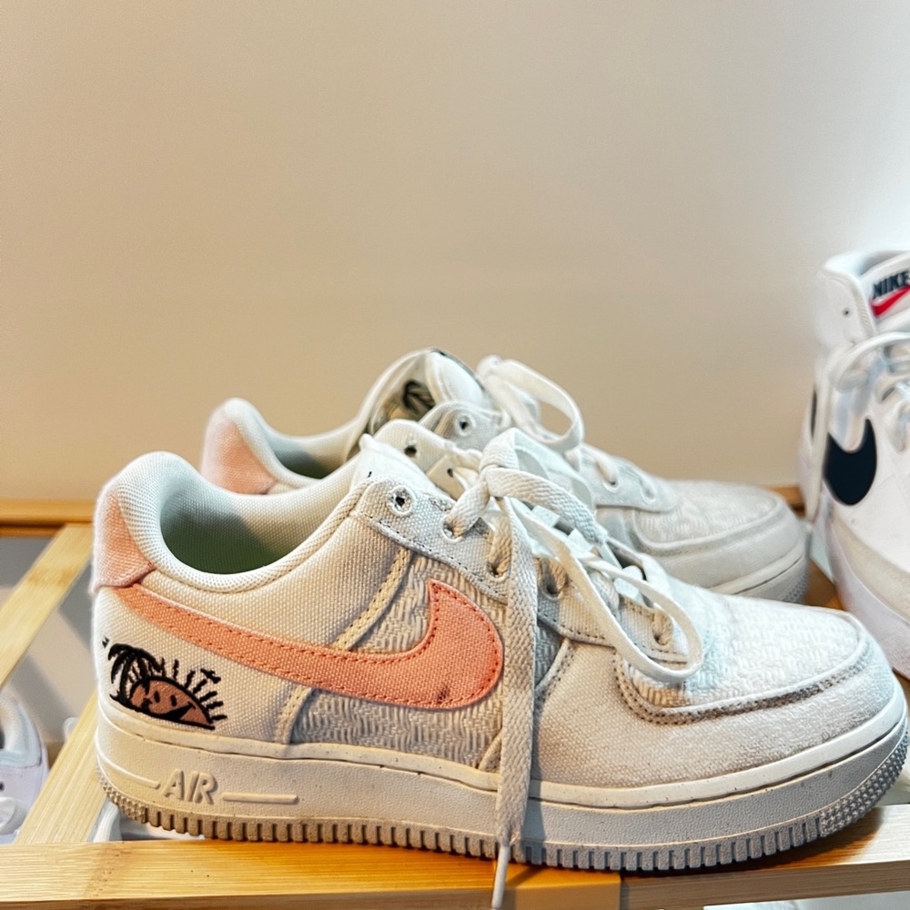 Nike Women's Air Force 1 low Basketball Shoe, Sail/Arctic Orange-black